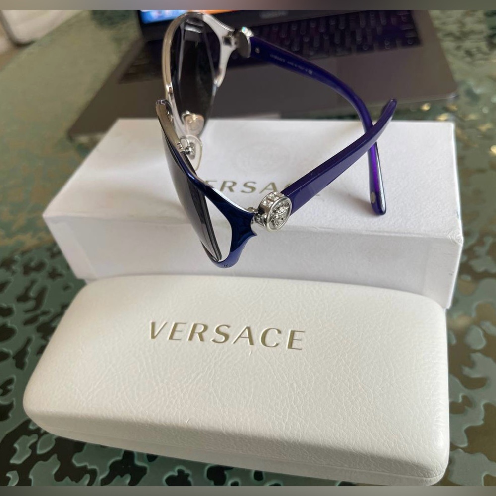 Versace sunglasses women’s used in the box blue frame/gray glass - Picture 4 of 7